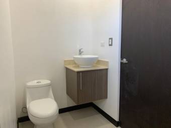 Se vende amplio apartamento con piscina 22-469