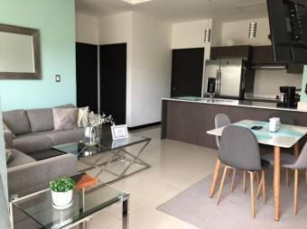 Se vende amplio apartamento con piscina 22-469