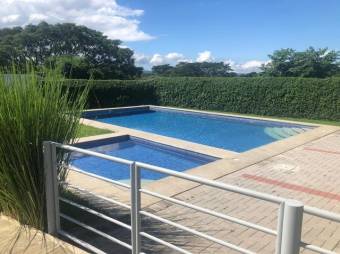 Se vende amplio apartamento con piscina 22-469