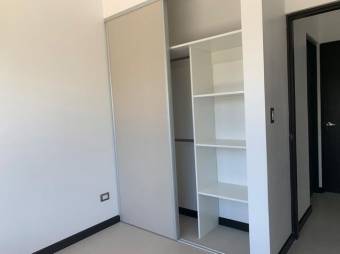 Se vende amplio apartamento con piscina 22-469