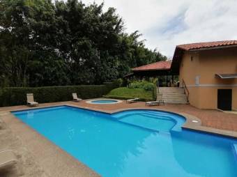 Se vende casa con área verde y piscinas 22-958