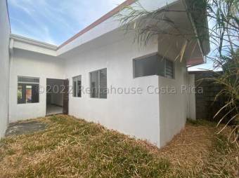 Se vende amplica casa con patio 23-95