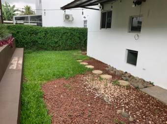 Se vende casa con piscina amplio patio y acabados de granito 22-412