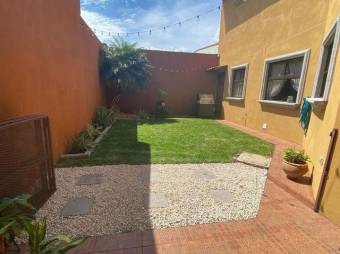 Se vende casa con amplio jardin  y terraza 