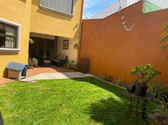 Se vende casa con amplio jardin  y terraza 23-320