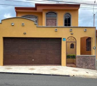 Se vende casa con amplio jardin  y terraza 