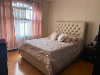 Se vende casa con amplio jardin  y terraza 23-320