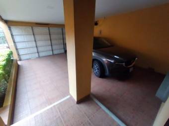 Se vende casa con amplio jardin  y terraza 