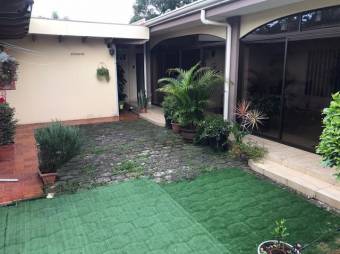 Se vende casa con amplia terraza y patio 