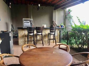 Se vende casa con espaciosa terraza y jardin 21-1666