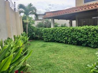 Se vende casa con espaciosa terraza y jardin 21-1666