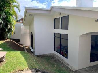 Se vende casa con amplia terraza 22-1082