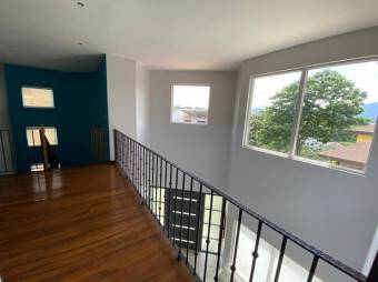 se vende casa con amplia terraza y cocina de lujo 21-1558