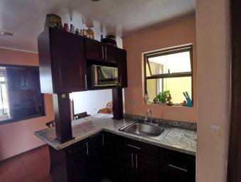 se vende espaciosa casa con 2 apartamentos en Alajuela 23-1083