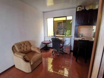 se vende espaciosa casa con 2 apartamentos en Alajuela 23-1083