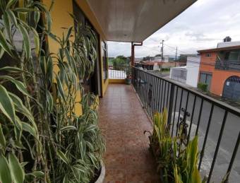 se vende espaciosa casa con 2 apartamentos en Alajuela 23-1083