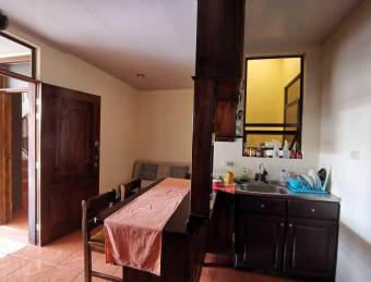 se vende espaciosa casa con 2 apartamentos en Alajuela 23-1083