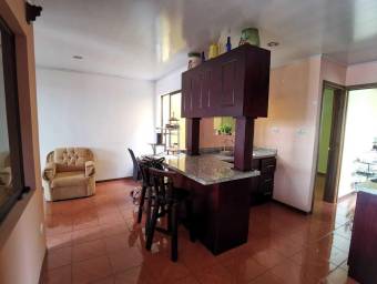 se vende espaciosa casa con 2 apartamentos en Alajuela 23-1083