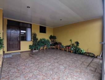 se vende espaciosa casa con 2 apartamentos en Alajuela 23-1083