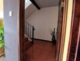 se vende espaciosa casa con 2 apartamentos en Alajuela 23-1083