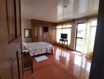 se vende espaciosa casa con 2 apartamentos en Alajuela 23-1083