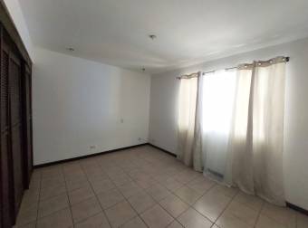 Se alquila espacioso apartamento a metros del hospital metropolitano 24-230