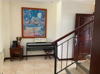 Se vende casa con patio y terraza grande en los reyes la guacima 23-547