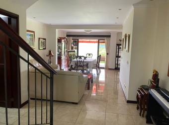 Se vende casa con patio y terraza grande en los reyes la guacima 23-547