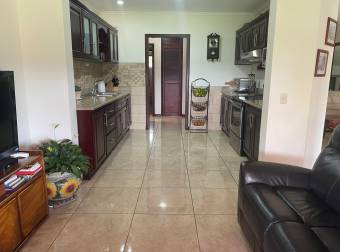 Se vende casa con patio y terraza grande en los reyes la guacima 23-547