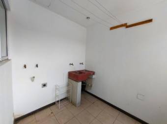 Se alquila espacioso apartamento con excelente ubicacion en Pozos de Santa Ana 24-230