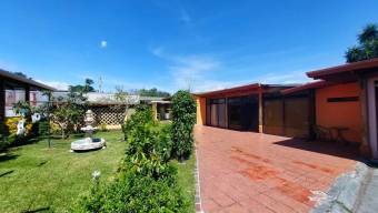 Se vende preciosa casa con mas de 1400m2 de lote en barrio Jesús de Santa Barbara 23-2175