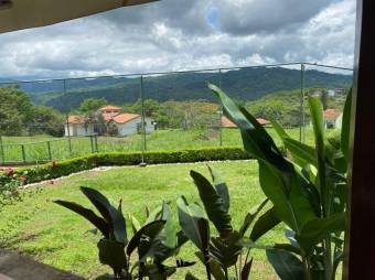 se vende espaciosa casa con patio y terraza en Guácima de Alajuela 23-547