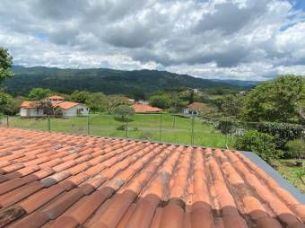 se vende espaciosa casa con patio y terraza en Guácima de Alajuela 23-547