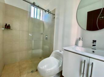 se vende apartamento con mucha luz natural en condominio eco urbano bambu en hatillo 23-3429