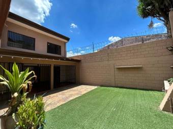 Se vende hermosa y espaciosa casa con jardín en Alajuela Centro 23-3101