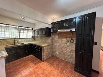 Se vende hermosa y espaciosa casa con jardín en Alajuela Centro 23-3101