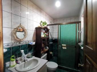 Se vende espaciosa casa en Alajuela 23-1083