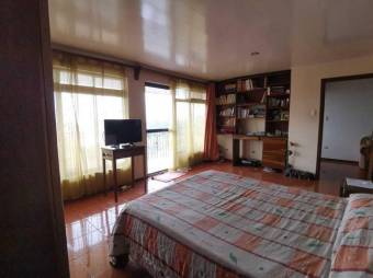 Se vende espaciosa casa en Alajuela 23-1083