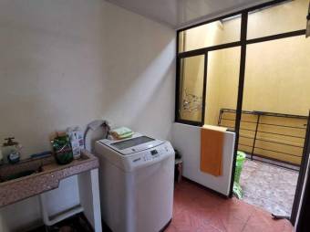 Se vende espaciosa casa en Alajuela 23-1083