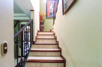 Se vende hermosa y espaciosa casa en Alajuela centro 23-453