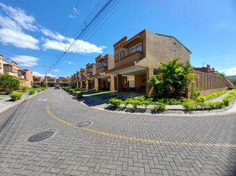 Se vende hermosa y espaciosa casa con patio en la Guácima de Alajuela 23-1603