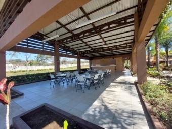 Se vende hermosa y espaciosa casa con patio en la Guácima de Alajuela 23-1603