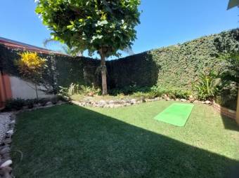 Se vende hermosa y espaciosa casa con patio en la Guácima de Alajuela 23-1603