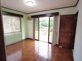 Se vende hermosa y espaciosa casa con zonas verdes en Alajuela Centro 23-1444