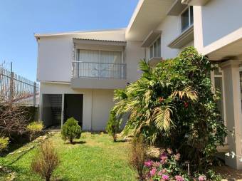 Se vende hermosa y espaciosa casas con patio en Alajuela 23-508