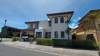 Se vende hermosa y espaciosa casa en el Guarco de Cartago 23-2852