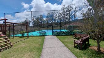 Se vende hermosa y espaciosa casa en el Guarco de Cartago 23-2852