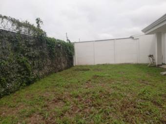 Se vende hermosa y espaciosa casa con patio en San Antonio de Alajuela