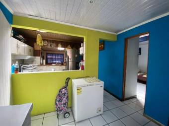 Se vende espaciosa casa con uso de suelo mixto en Heredia Centro 23-1223