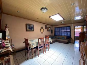 Se vende espaciosa casa con uso de suelo mixto en Heredia Centro 23-1223